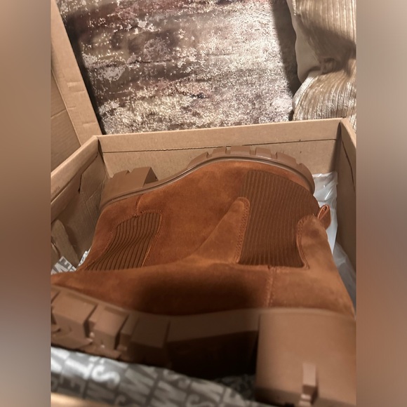 NWB Steve Madden Chelsea Boots - Picture 7 of 7